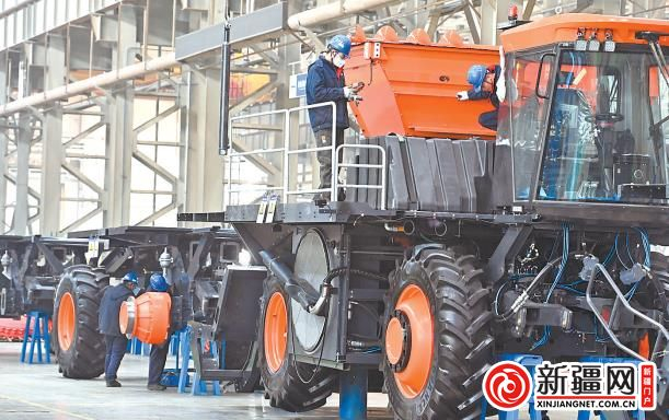 2月2日，在铁建重工新疆有限公司农机总装车间，工人正在组装智能六行打包采棉机。（全媒体记者陈岩摄）
