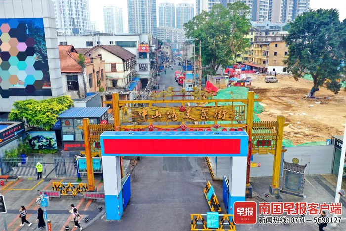 ▲2月4日起，备受关注的南宁市中山路历史文化街区保护修缮项目开始围挡施工。南国早报记者 苏华摄