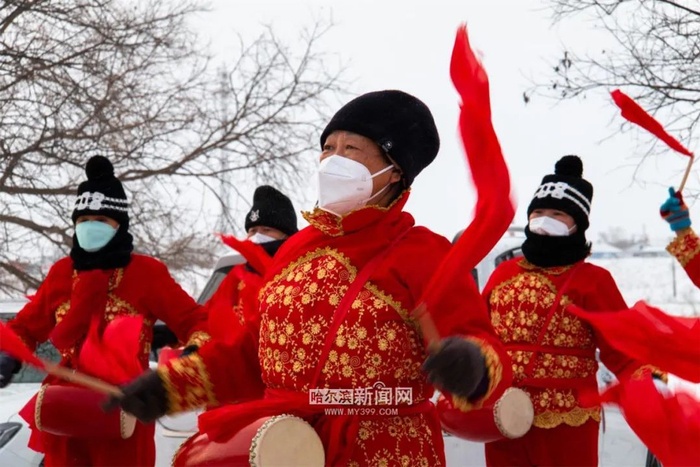中国边城黑河扭秧歌敲锣鼓 赵东来 摄