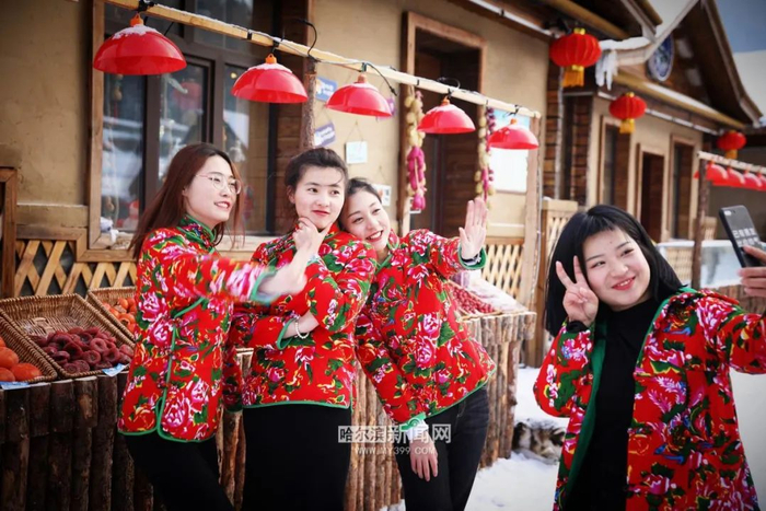 大姑娘穿上花袄游览雪乡 孙庭义 摄