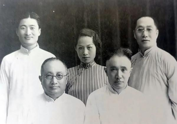 徐森玉（前排左一）与大哥、三弟及儿女合影