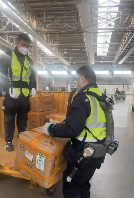 南航物流工作人员身穿“外骨骼机器人”，轻松搬运重物。南航物流供图