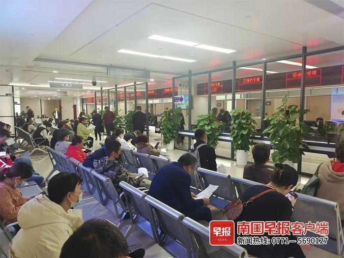 ▲2月2日，不少市民前往南宁市公安局出入境接待大厅办理签证。南国早报记者 郑妮摄