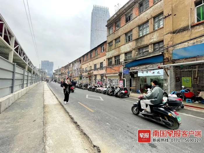 ▲2月3日，中山路仍有部分商家在营业。南国早报记者 苏华摄