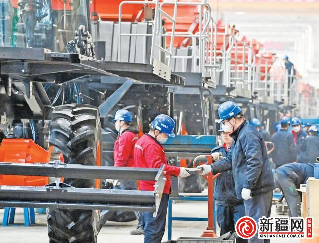 2月2日，在铁建重工新疆有限公司农机总装车间，工人正在组装智能六行打包采棉机。（全媒体记者陈岩摄）