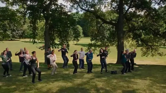 “神仙公司”的同事们还会一起出去团建、露营等。/《实习生》剧照