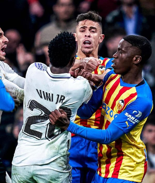 保利斯塔和维尼修斯发生冲突。