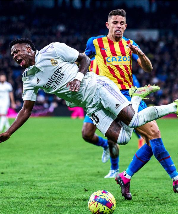 保利斯塔踢倒维尼修斯。