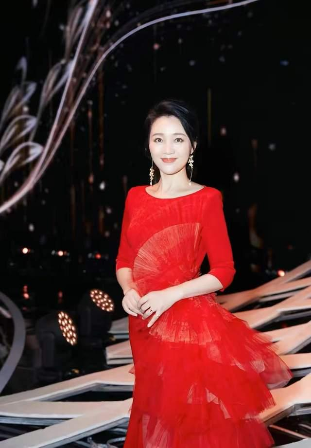 49岁主持人周群海边热舞，动作浮夸被嘲像村嫂，脸部僵硬疑似整容