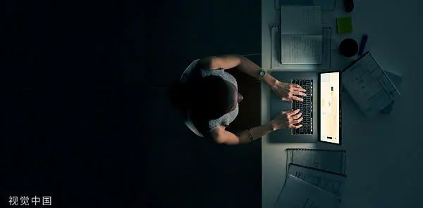 做人设运营，只需要一个人坐在电脑前编就可以了。/视觉中国