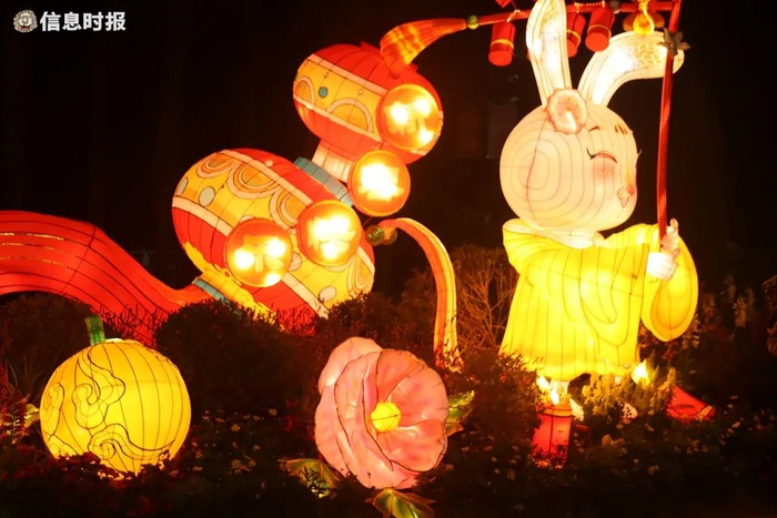 位于越秀公园正门的迎春花灯。信息时报记者 佘铄嘉 摄