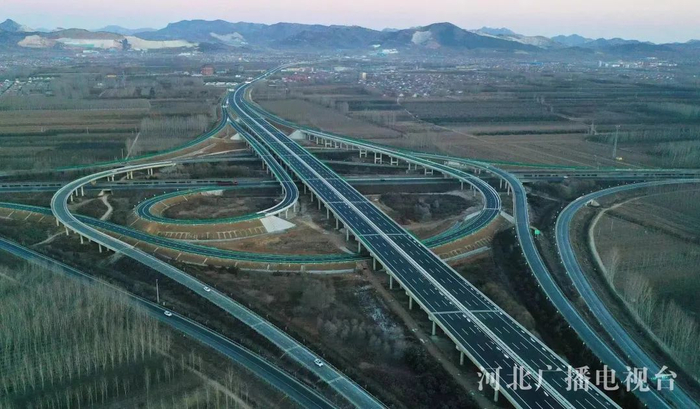 遵秦高速公路遵化段下院寺枢纽互通立交桥  （樊连贵 摄）