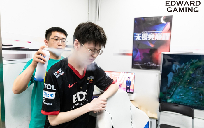 刘文（后）给英雄联盟选手田野（ID：Meiko）治疗。  图/EDG电子竞技俱乐部