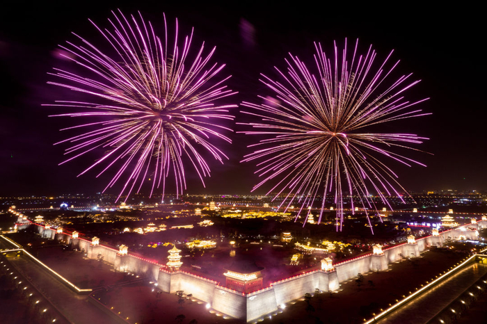 △1月31日晚，太原古县城的大型焰火秀。