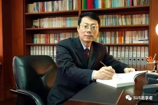 李琪在市委党校工作时的照片。