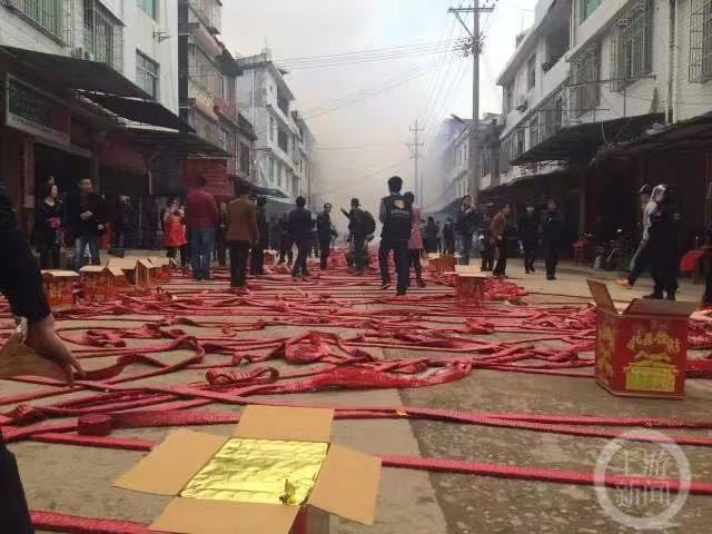 涂坊镇居民在街道上摆放鞭炮。 