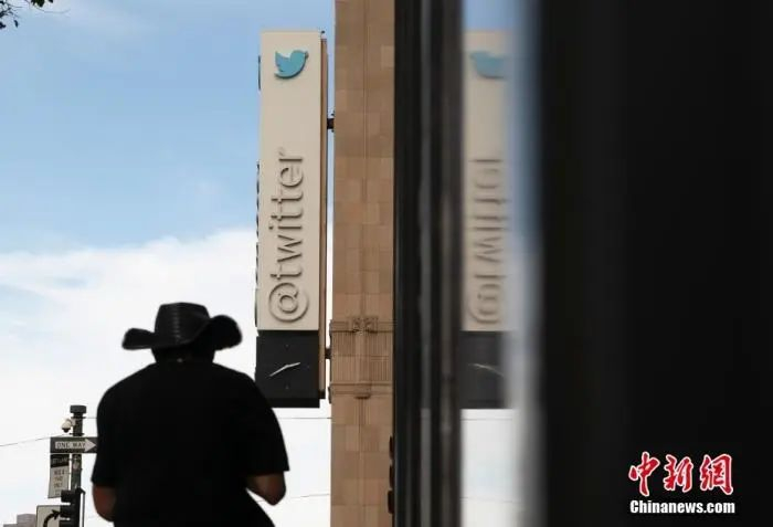 当地时间2022年10月28日，行人从美国加州旧金山推特总部大楼附近经过。中新社记者 刘关关 摄