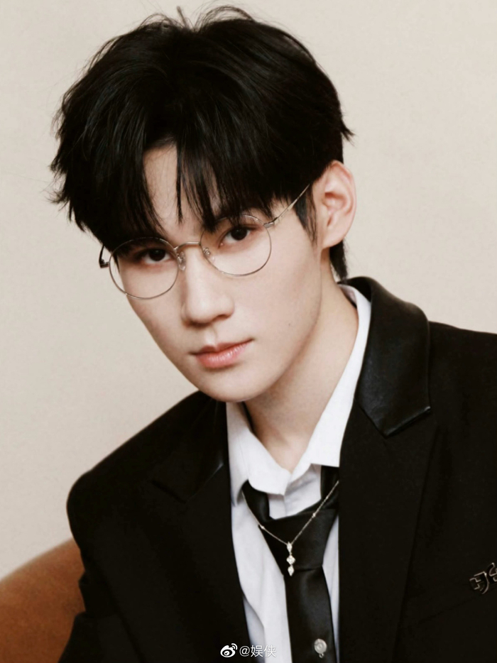 张真源黑色西装金丝眼镜造型96 ……|张真源|金丝|眼镜_新浪新闻