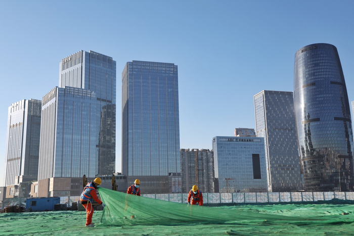 2月4日，北京丰台，工人掀开覆盖在工地地面上的绿网，正式开工。  新京报记者 陶冉 摄