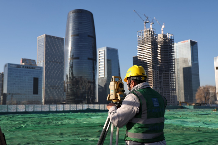 2月4日，北京丰台，工作人员正在对工地进行勘测。  新京报记者 陶冉 摄