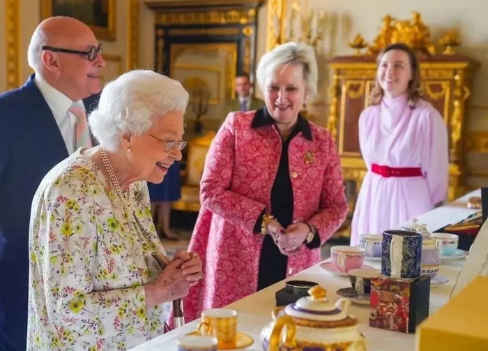 女王也很喜欢Halcyon Days，看见他家产品一脸惊喜