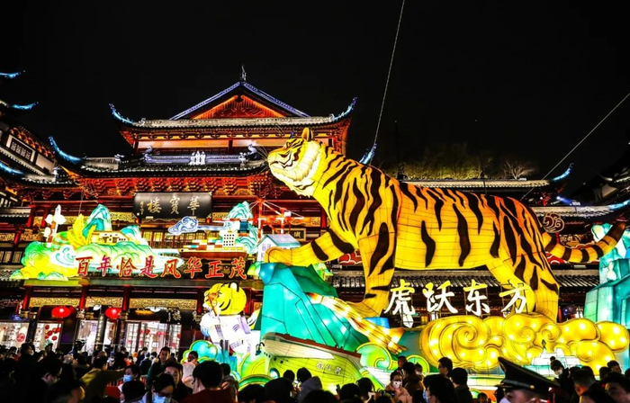 2022年豫园灯会中的巨型生肖主题彩灯（摄影 袁婧）