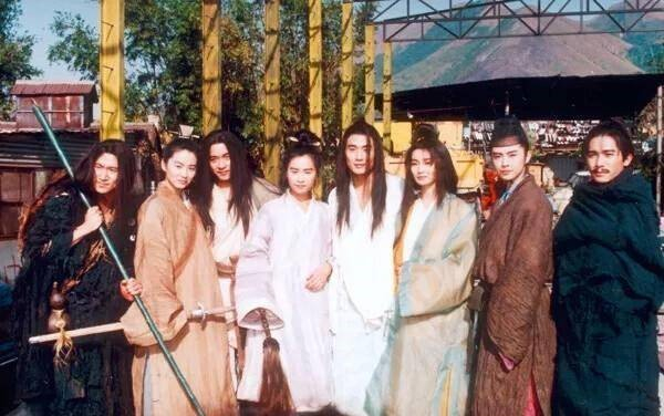 大牌演员们跟着王家卫在荒郊野岭吃苦，一连就是几个月，也是比较罕见的，说明了演员对导演艺术上的某种信任。