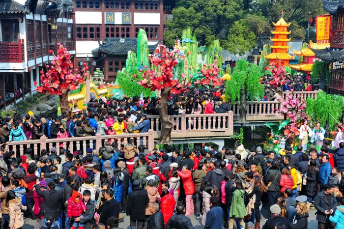2013年豫园灯会，九曲桥旁，人头攒动（摄影 蔡耀放）