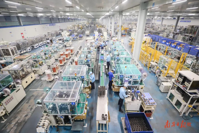 春节期间，海立电器有限公司生产车间内灯火通明，一派繁忙景象。记者 成奔/图