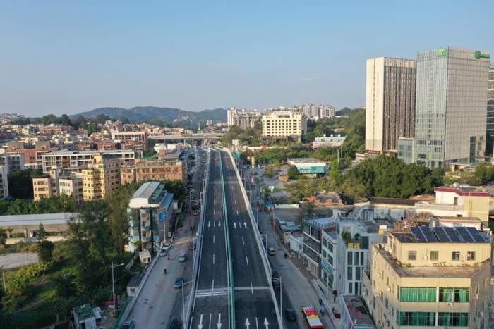 华南快速路新建桥梁桥面。通讯员供图