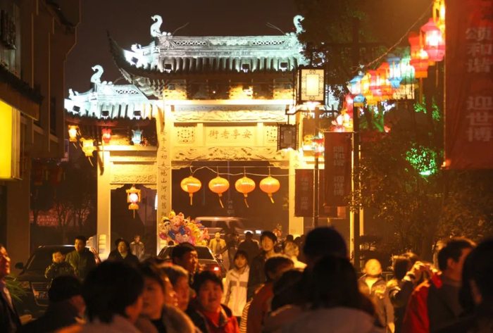 2009年，安亭老街元宵灯会（摄影 王溶江）