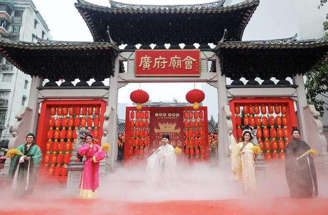 “五仙”送上代表吉祥如意的麦穗。钟涌/摄