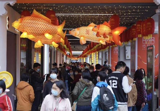 逛广府庙会，已经成为广州街坊元宵节的习惯。胡强明/摄