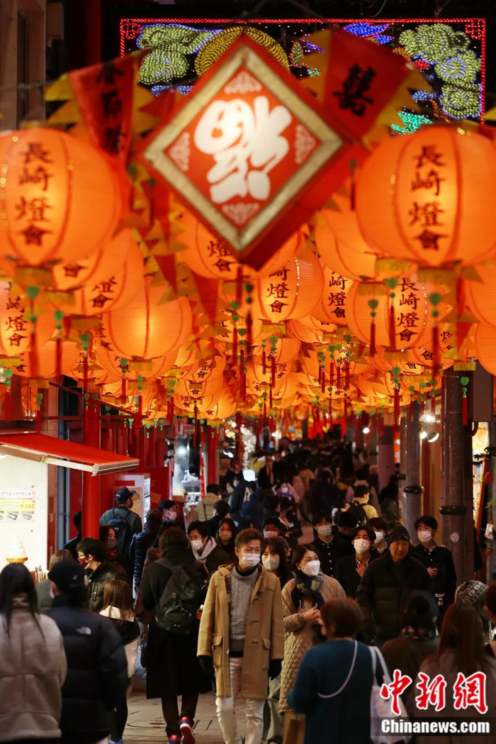 日本长崎市中心举行的长崎元宵节上，有上万盏中国灯笼。视觉中国供图