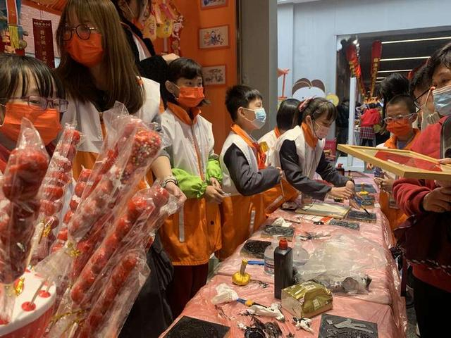 小朋友体验非遗“拓印”。林洁/摄