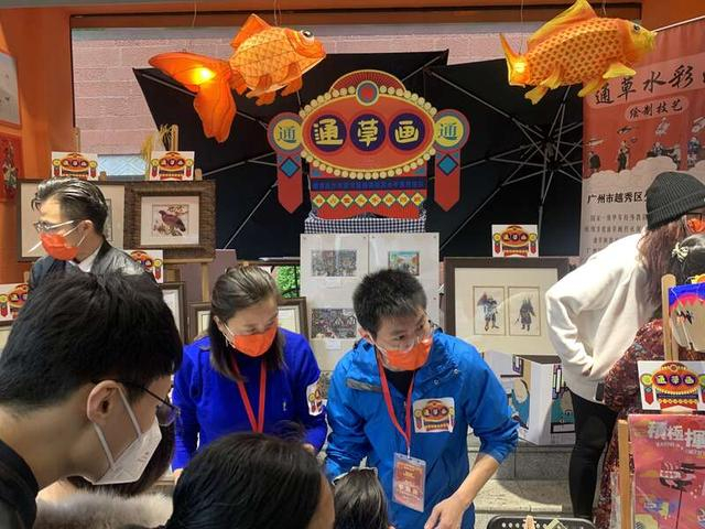 市集上，非遗“通草画”摊位前人头攒动。林洁/摄