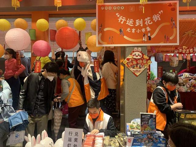 非遗街区的互动项目吸引了街坊争先体验。林洁/摄