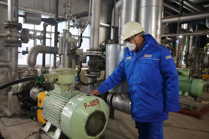 炼油厂炼油一车间员工韩贺在常减压装置巡检 。黄丽华摄