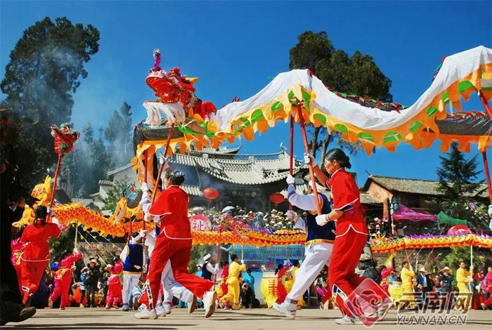 群龙闹花灯 张继能 摄