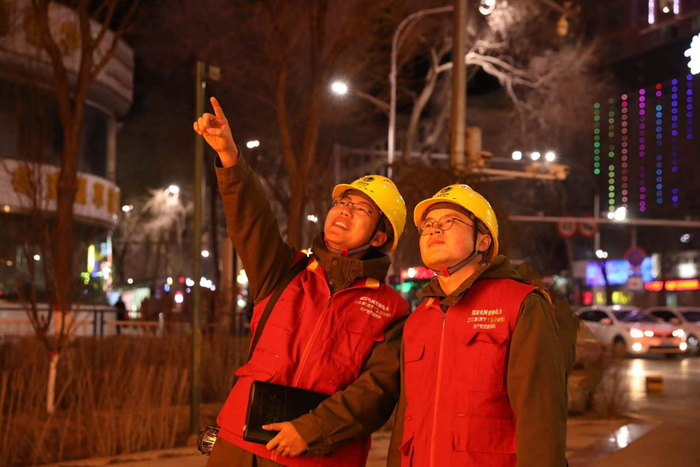 国网西宁供电公司城东供电中心工作人员在10千伏祥十二路开展巡线测温工作。星小花 摄