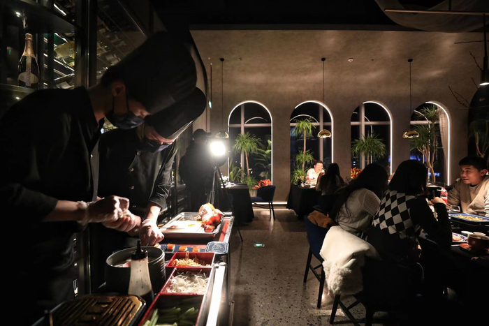 2023年2月6日，太古里提督臻选（三里屯店）餐厅，厨师正在制作菜品。 新京报记者 王飞 摄