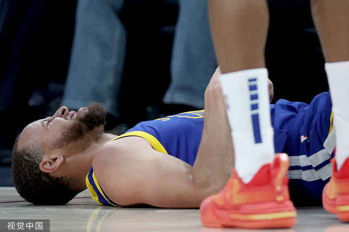 库里又一次倒下了。