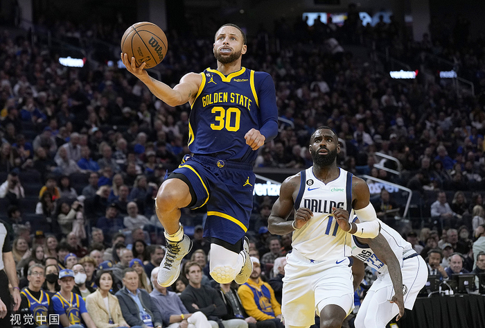 库里在对阵独行侠的比赛中受伤。