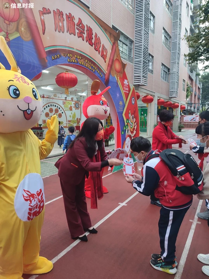 今早，珠光路小学的老师们戴上新年红围巾在校门口迎接同学们的到来，还为同学们准备了开学礼物卡片。