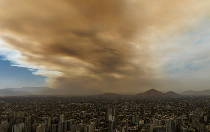 当地时间2022年12月16日，智利圣地亚哥，森林大火影响了附近地区，城市被烟雾笼罩。