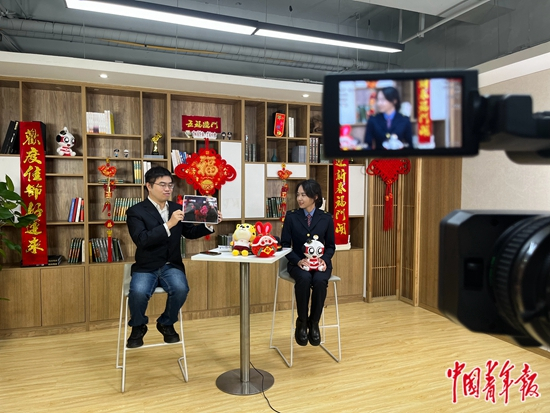     “温暖回家路，青春伴你行”主题直播活动现场。中青报·中青网记者 赵小萱/摄