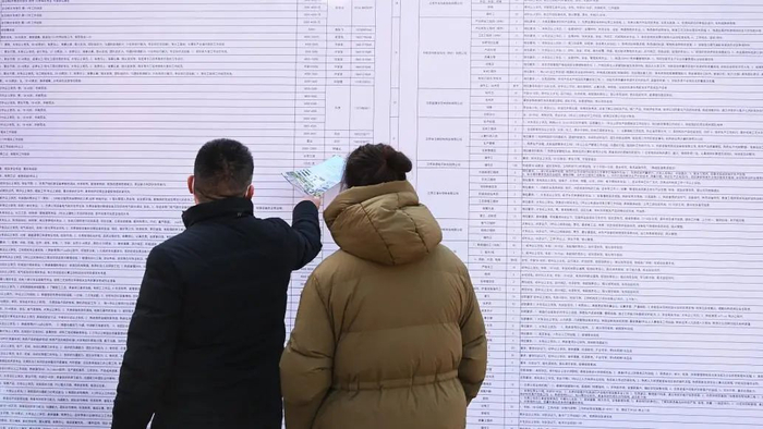 2月5日，求职者在寻找合适的工作岗位。图据视觉中国