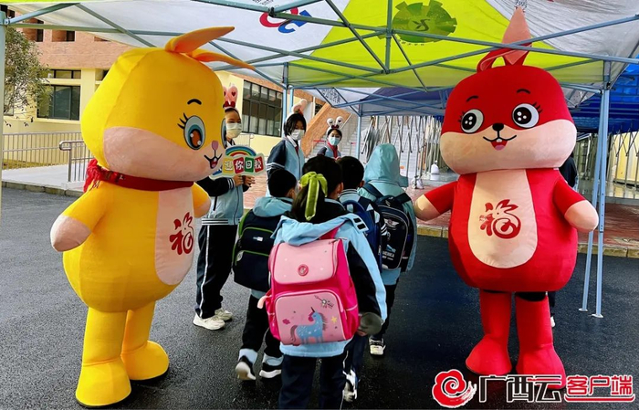 南宁市翠竹实验学校吉祥物“欢欢兔”和“乐乐兔”一起迎接学生们返校。实习生 晋益佳 摄
