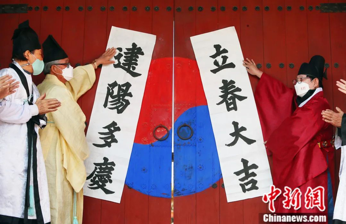 韩国大邱民众张贴春联。Yonhap News Agency/视觉中国 供图