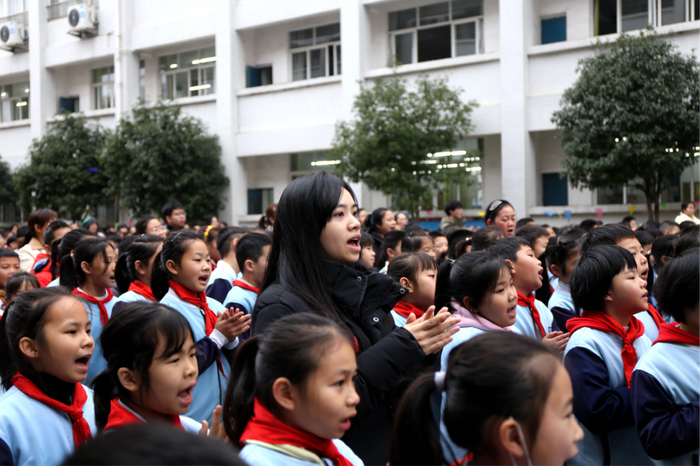 师生齐唱《爱我中华》歌曲。覃伟立 摄